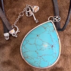 ✨ Fossil Turquoise-Style Teardrop Pendant Necklace – Leather Cord – New ✨(203)